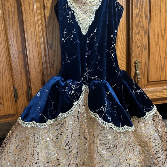 Dance Costume: River Waltz - Picture 3 of 8